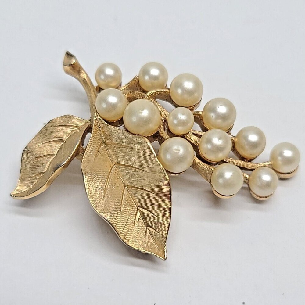 Crown Trifari faux round pearl grapes leaf pin brooch gold tone white Retro
